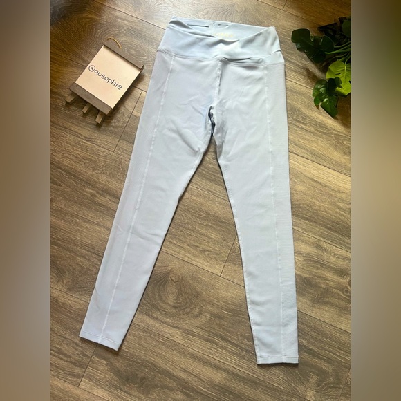 L*space Mercer Textured Ribbed Criss Cross Athletic Leggings in Mist. Size M - Picture 5 of 13